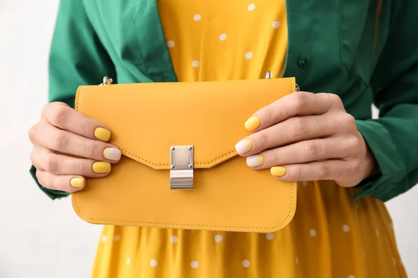 Vrouw Met Mooie Manicure Holding Bag Witte Achtergrond Close — Stockfoto