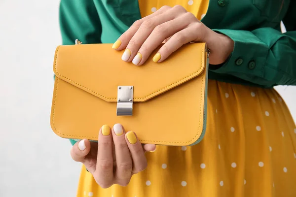 Vrouw Met Mooie Manicure Holding Bag Witte Achtergrond Close — Stockfoto