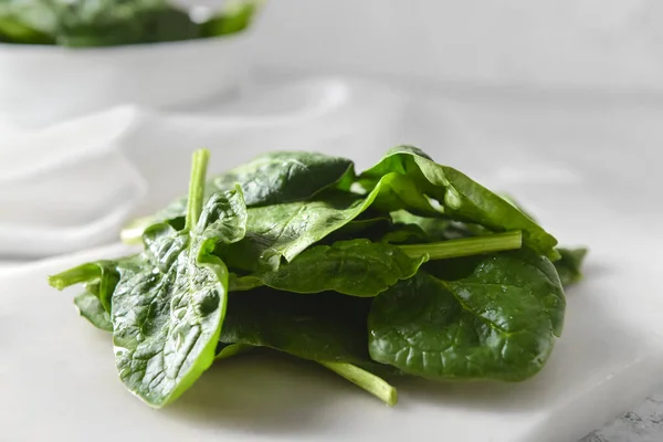 Tafel Mit Frischen Spinatblättern Auf Hellem Hintergrund Nahaufnahme — Stockfoto