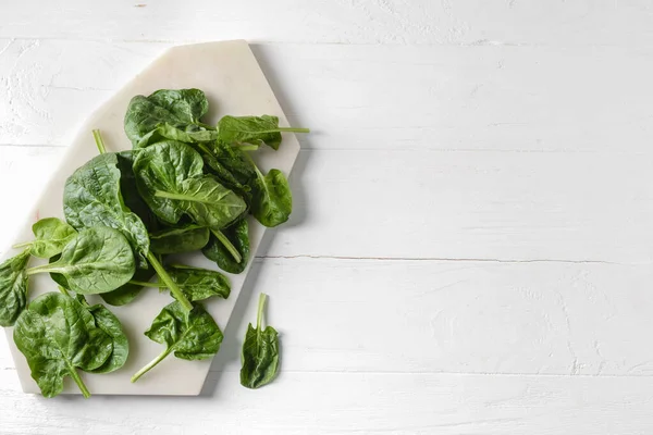 Board Fresh Spinach Leaves Light Wooden Background — Stock Photo, Image