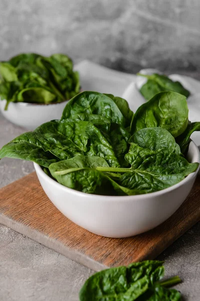 Schüssel Mit Frischen Spinatblättern Auf Grunge Hintergrund — Stockfoto