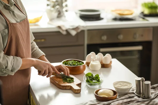 Woman Cutting Spinach Tart Kitchen — Stock Photo, Image