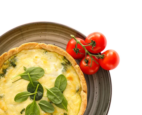 Placa Con Sabrosa Tarta Espinacas Tomates Sobre Fondo Blanco Primer —  Fotos de Stock