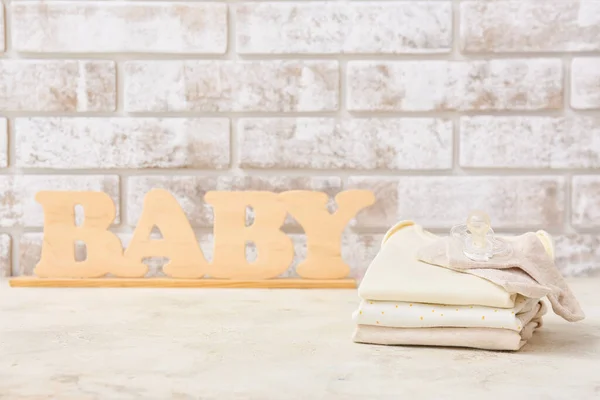 Conjunto Accesorios Para Bebés Palabra Madera Baby Mesa Contra Pared —  Fotos de Stock