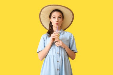 Renkli limonatalı tatlı bir genç bayan.