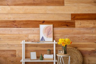 Odanın iç kısımlarında güzel narsisli çiçekler