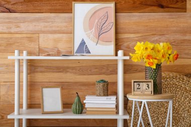 Odanın iç kısımlarında güzel narsisli çiçekler