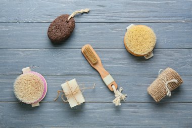 Masaj fırçaları ve koyu ahşap arka planda farklı banyo malzemeleri.