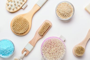 Masaj fırçaları ve farklı banyo malzemeleri