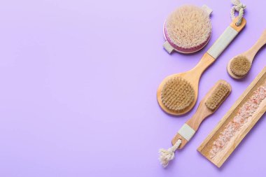 Masaj fırçaları ve arka planda deniz tuzu