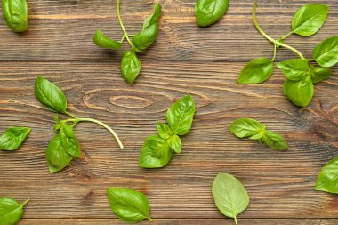 Ahşap arka planda taze fesleğen yaprakları