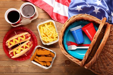 Geleneksel Amerikan yemekleri piknik sepeti ve ahşap arka planda bayrak
