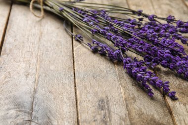 Ahşap arka planda güzel lavanta çiçekleri, yakın plan