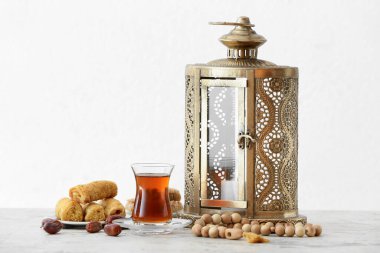 Tasbih 'li Müslüman fener, Türk tatlıları ve arka planda çay