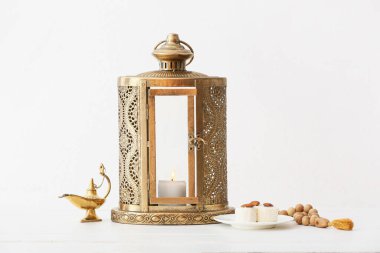 Işık arkaplanda Aladdin lambası, tasbih ve Türk tatlıları bulunan Müslüman feneri