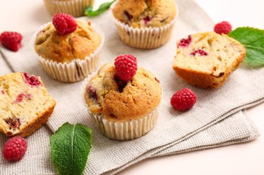 Renkli arkaplanda lezzetli ahududu kekleri, yakın plan.