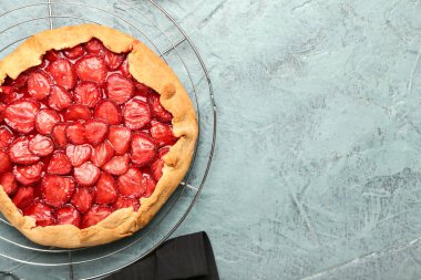 Renkli arkaplanda lezzetli çilekli turta