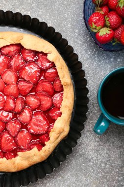 Grunge arka planında lezzetli çilekli turta ile kompozisyon