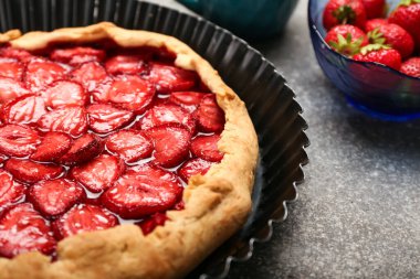 Masada lezzetli çilekli turta ile pişirme tabağı, yakın plan.