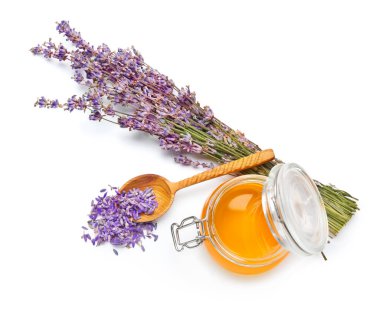 Beyaz arka planda lavanta çiçekleri ve bal içeren kompozisyon