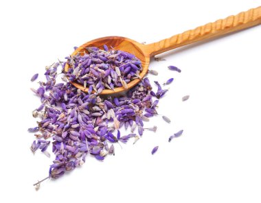 Beyaz arka planda güzel lavanta çiçekli kaşık, yakın plan.