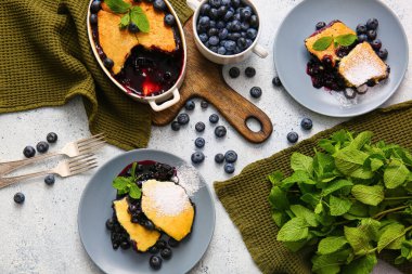 Yaban mersinli turta ve nane arkaplanlı kompozisyon