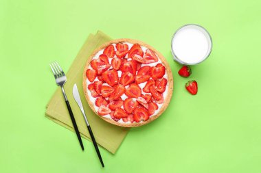 Renkli arkaplanda lezzetli çilekli turta ve bir bardak süt.