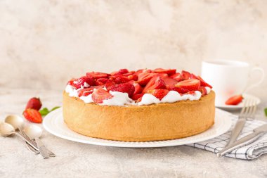 Açık arkaplanda lezzetli çilekli turta.