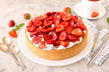Açık arkaplanda lezzetli çilekli turta.