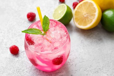 Hafif arka planda lezzetli ahududulu limonata.