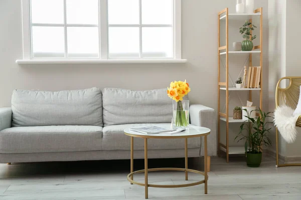 Vase Avec Belles Jonquilles Sur Table Près Canapé Dans Chambre — Photo