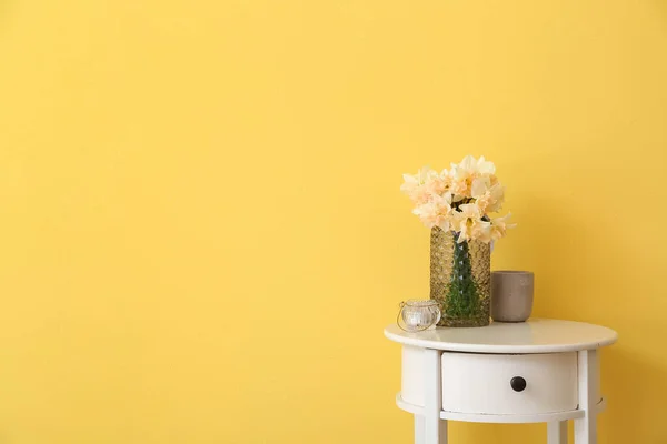 Vase Beautiful Daffodils Table Color Wall — Stock Photo, Image