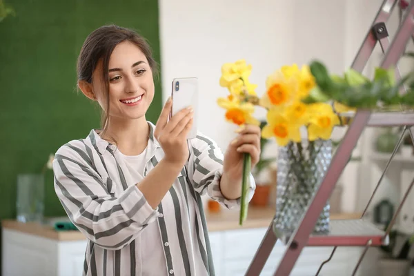 Young Woman Taking Photo Narcissus Flowers Home — Stock Photo, Image