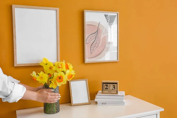 Mujer Con Hermoso Ramo Flores Narcisas Habitación —  Fotos de Stock