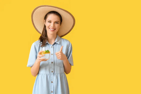 Jonge Vrouw Met Verse Limonade Kleur Achtergrond — Stockfoto