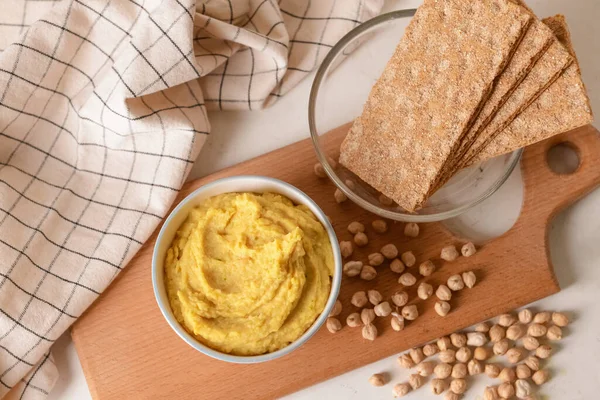 Bowl Tasty Hummus Chickpeas Crackers Light Background — Stock Photo, Image