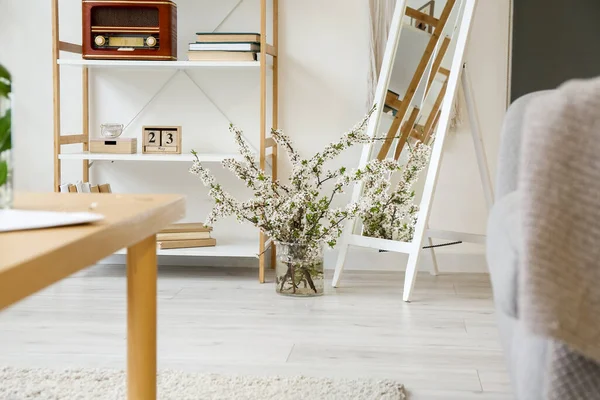Florero Con Ramas Florecientes Interior Habitación Moderna — Foto de Stock