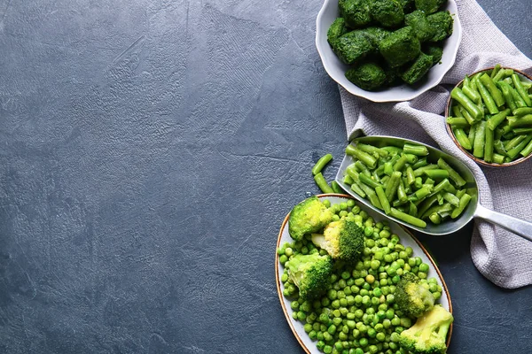 Composición Con Verduras Verdes Congeladas Sobre Fondo Oscuro — Foto de Stock