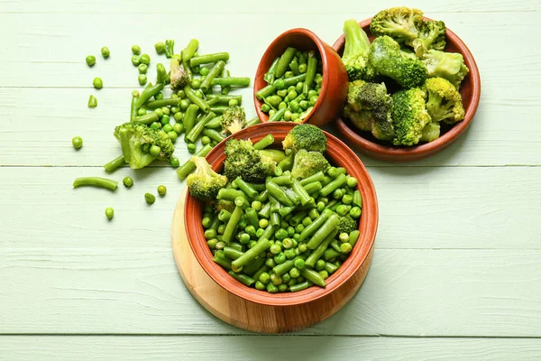 Cuencos Con Verduras Verdes Congeladas Sobre Fondo Madera Color — Foto de Stock