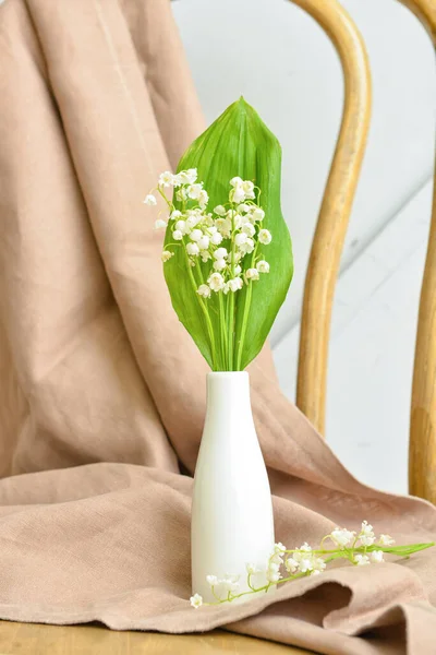 Vase Mit Maiglöckchen Auf Stuhl Nahaufnahme — Stockfoto