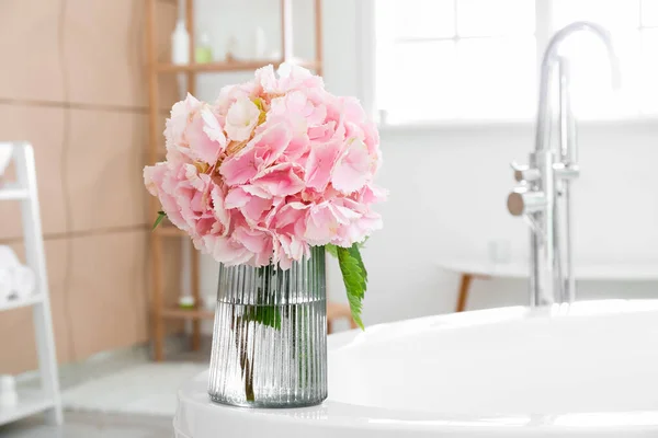 在浴室里放上水仙花 — 图库照片