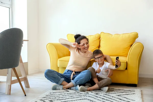 Jovem Mulher Seu Filho Tomando Selfie Casa — Fotografia de Stock