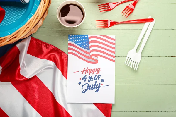 Üdvözlőlap Függetlenség Napjára Amerikai Zászló Piknik Kosárral Asztalon — Stock Fotó