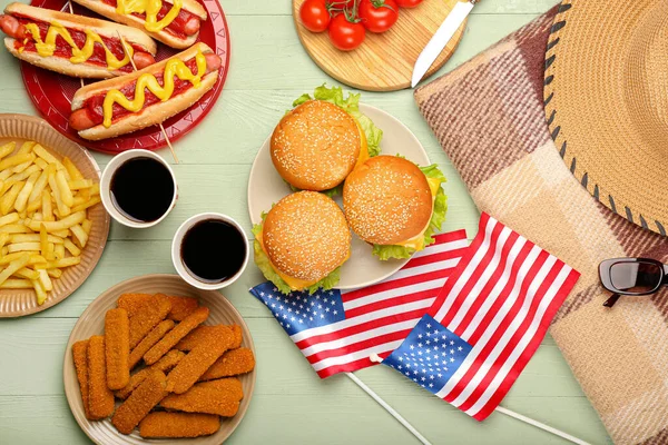 Американские Флаги Традиционными Блюдами Фоне Цвета Дерева — стоковое фото