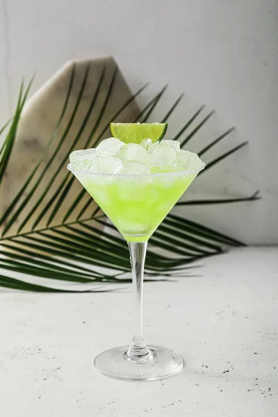 Glas Leckerer Daiquiri Cocktail Und Tropisches Blatt Auf Hellem Hintergrund — Stockfoto