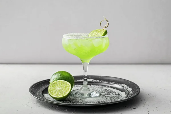 Bricka Med Glas Välsmakande Daiquiri Cocktail Ljus Bakgrund — Stockfoto