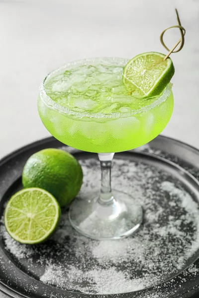 Vassoio Con Bicchiere Gustoso Cocktail Daiquiri Sfondo Chiaro Primo Piano — Foto Stock