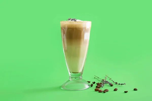 Ποτήρι Νόστιμο Latte Λεβάντα Στο Φόντο Χρώμα — Φωτογραφία Αρχείου