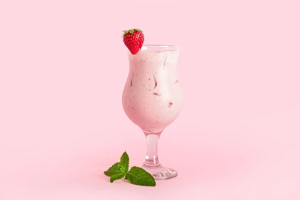 Glas Jordgubbe Pina Colada Cocktail Färg Bakgrund — Stockfoto