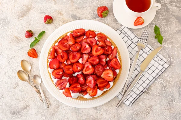 Composition Tasty Strawberry Pie Light Background — Stock Photo, Image